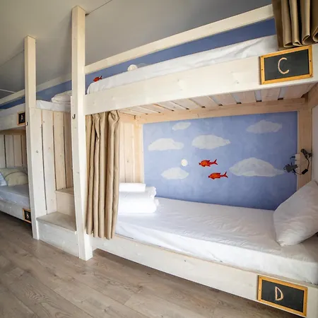 Saltline Surf House Hostel *